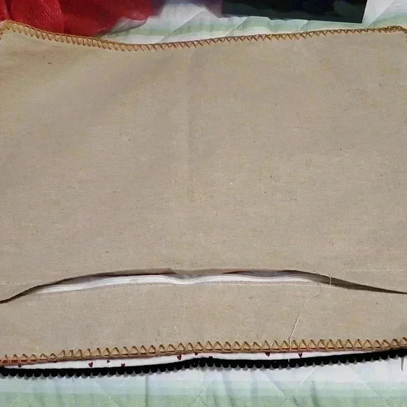 2 pillow covers (not the same) - Picture 4 of 8